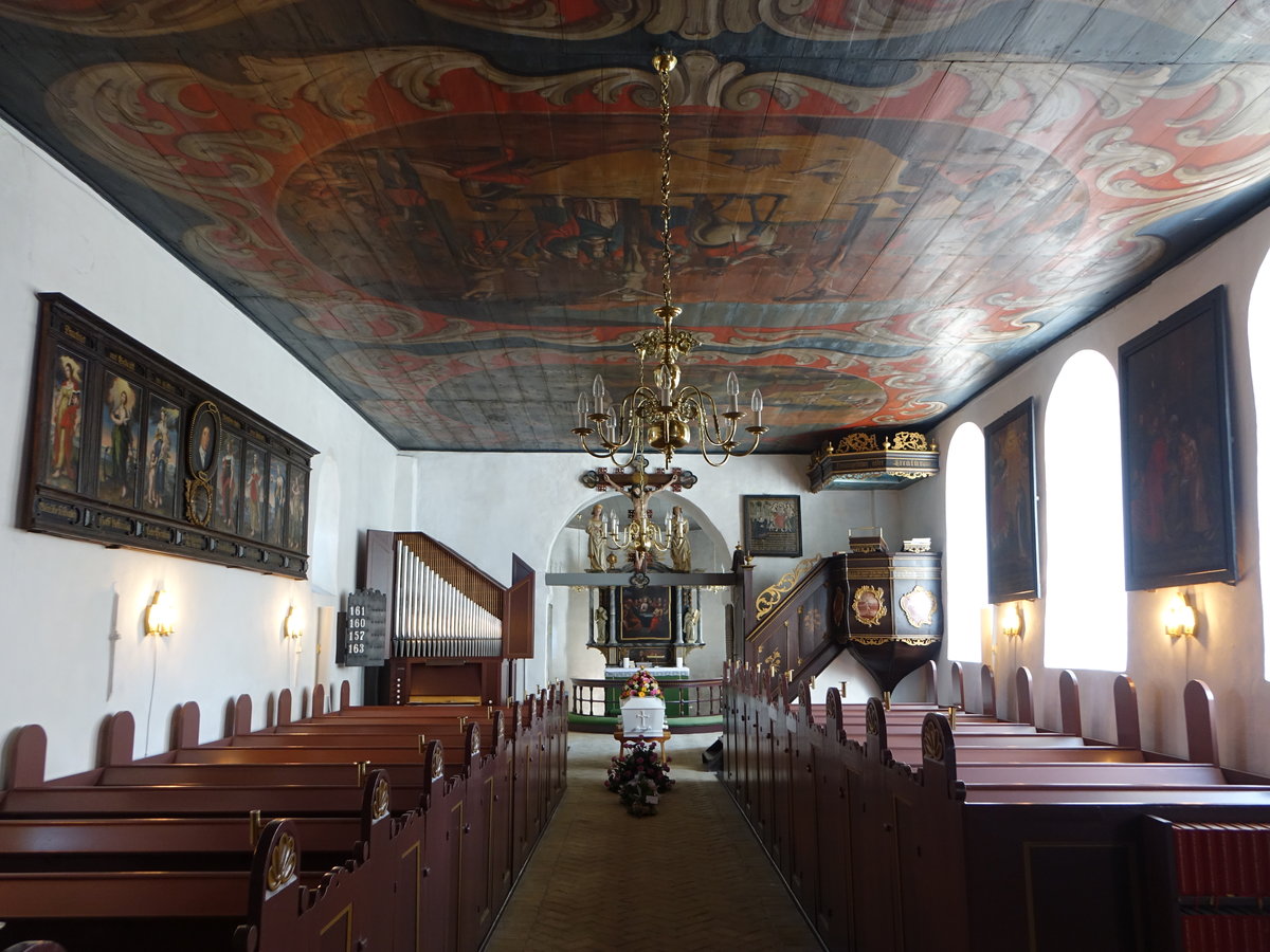 Ubjerg, Innenraum mit Altar von 1743 in der Ev. Kirche (27.07.2019)