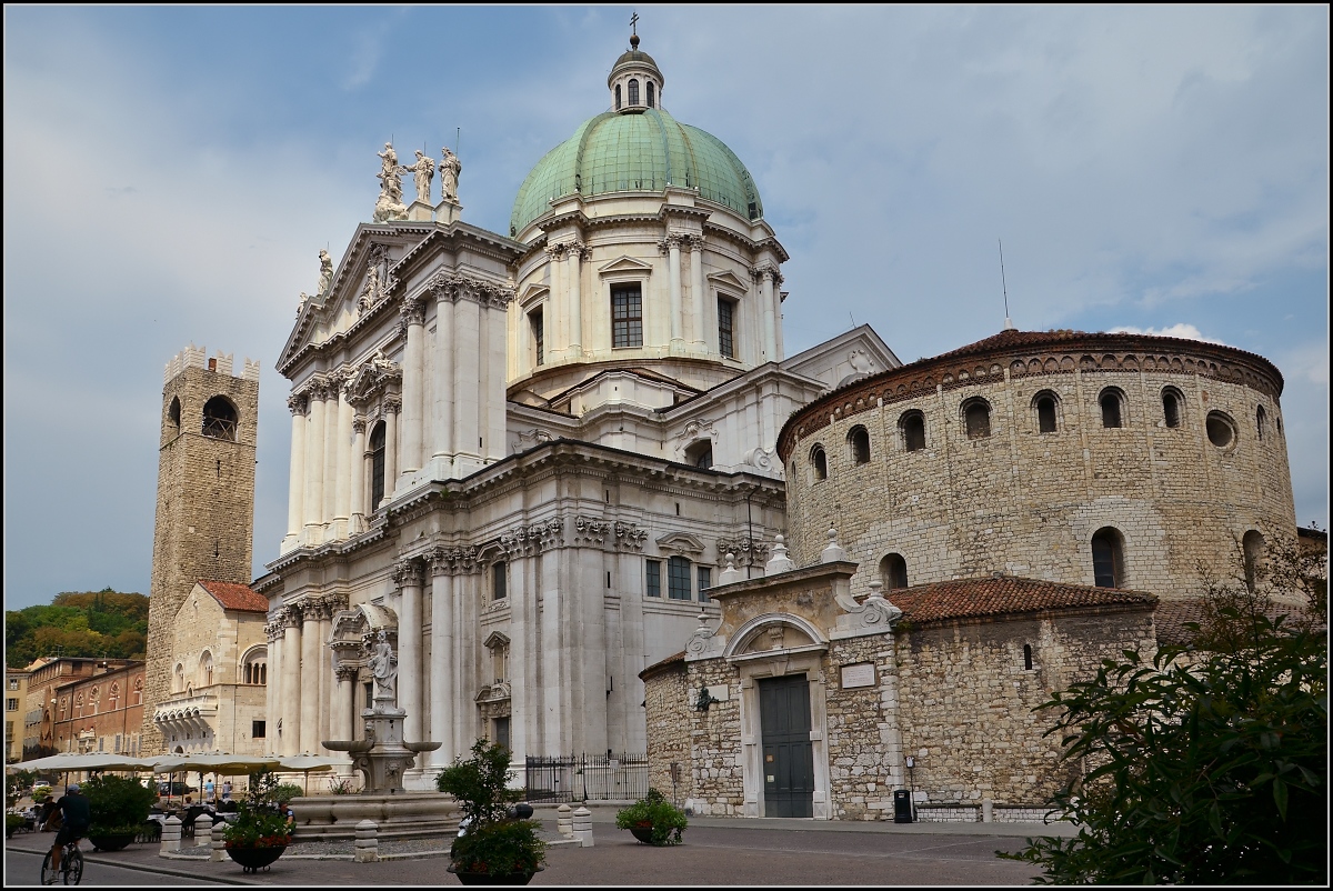 <U>Brescia.</U>

Alter Dom und neuer Dom. Der kreisrunde alte Dom wurde im 12. Jahrhundert im romanischen Stil in Stein erbaut. Von der damals niedergerissenen alten Kathedrale ist nur noch die Krypta erhalten. (Gottseidank) Nebenan wurde von 1604 bis 1825 im barocken und klassizistischen Stil der neue Dom errichtet. Die monumentale Fassade sieht auf den ersten Blick klein aus, beeindruckt aber mit seiner immensen Gre, wenn man davor steht. Die Kuppel ist die drittgrte Italiens. Dahinter erhebt sich der Torre del Pgol (Volksturm) mit 54 Metern, er ist Bestandteil des Palazzo Broleto, Sitz des Provinzrates. Sommer 2013.