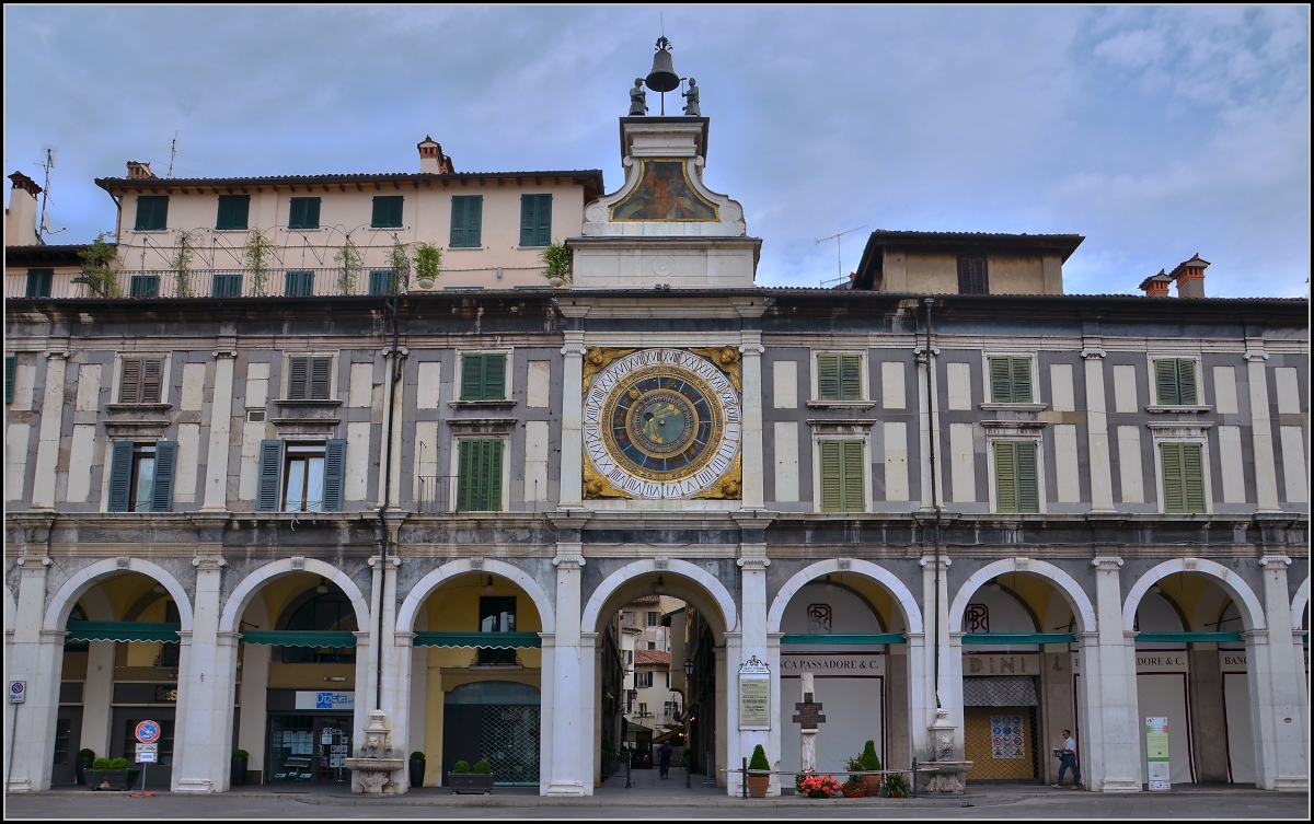 <U>Brescia.</U>

Auf der Piazza Loggia, Laubengang mit Uhrenturm, erbaut Ende des 16. Jahrhunderts. Sommer 2011.