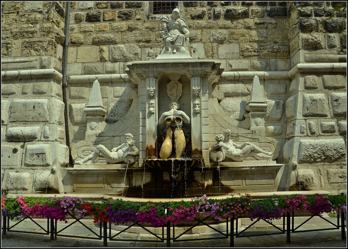 <U>Brescia.</U>

Brunnen am Torre della Palata. Sommer 2011.