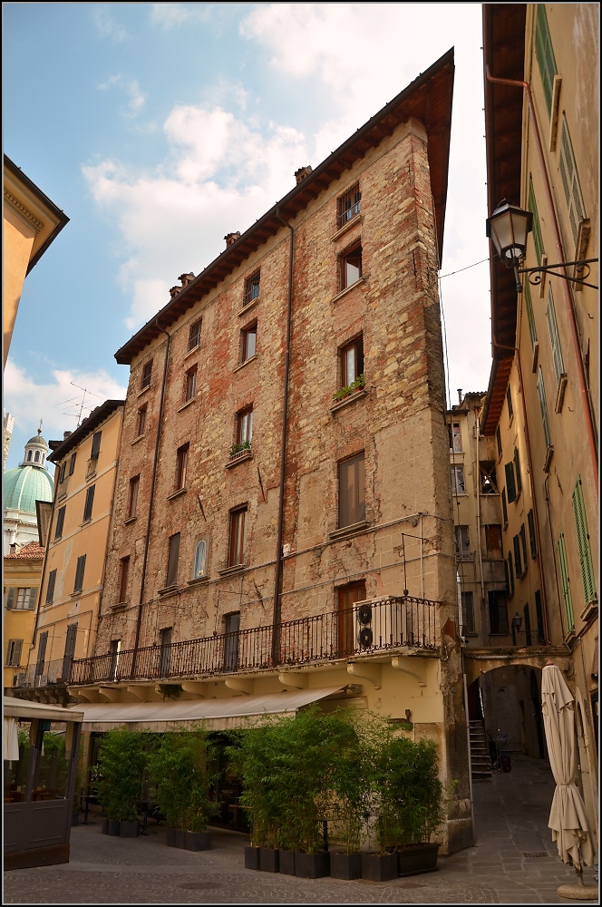 <U>Brescia.</U>

Markantes Haus in der Innenstadt von Brescia. Sommer 2011.