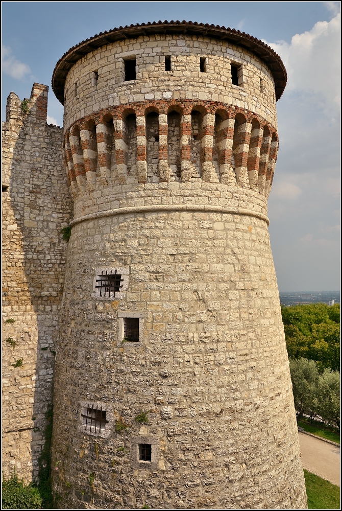<U>Brescia.</U>

Turm an der Burg von Brescia. Sommer 2011.