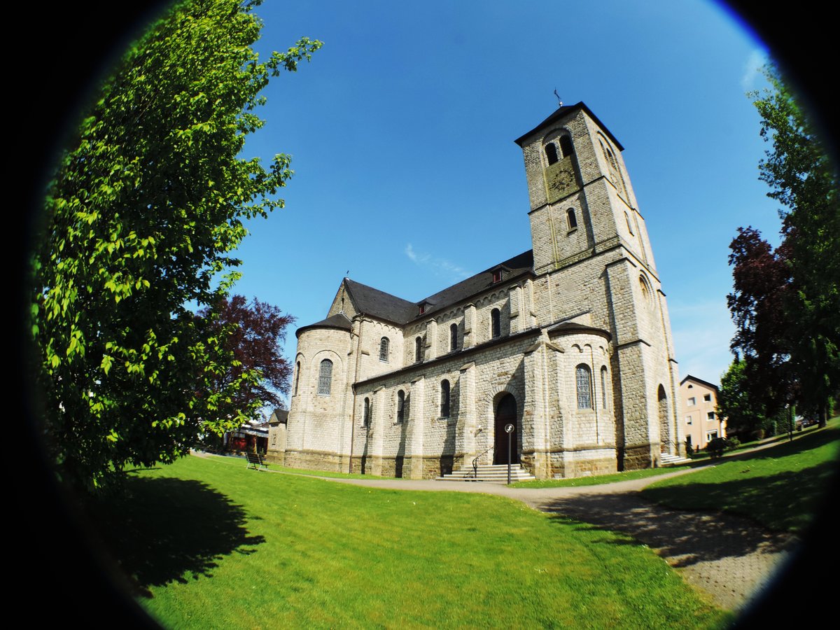 UCKERATH/WESTERWALD-KATH. PFARRKIRCHE  ST. JOHANNES DER TUFER 
Bereits 1131 wurde hier eine erste Kirche urkundlich erwhnt,in ihrer jetzigen Form entstand sie
um 1890 als dreischiffige,neuromanische Basilika mit Querschiff-ein beeindruckender Kirchenbau im
rheinischen Westerwald...am 3.5.2018...