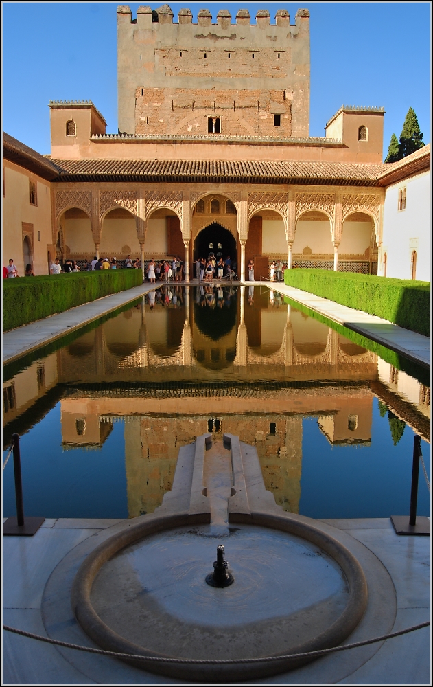 <U>Comares</U>, Myrtenhof im Nasridenpalast.

Granada, Herbst 2010.