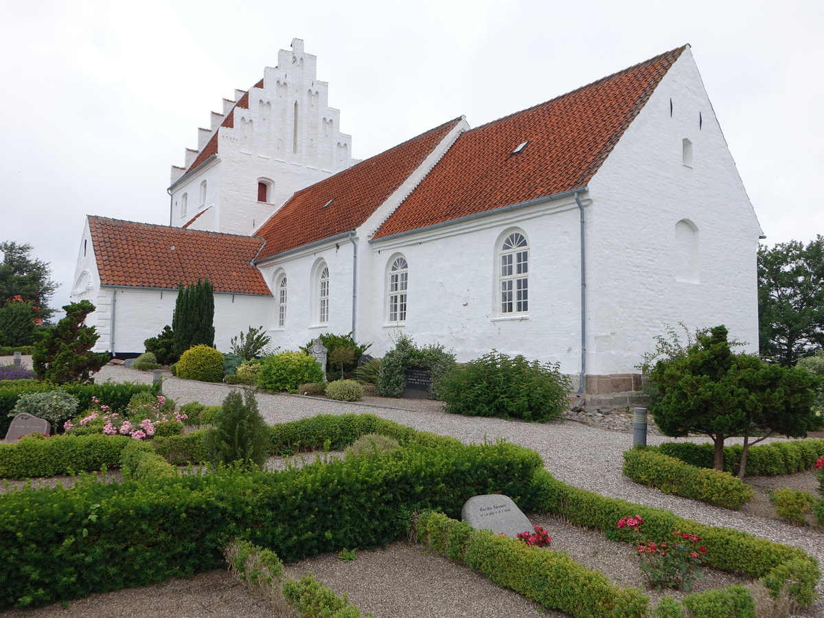 Udby, romanische Ev. Dorfkirche, Turm, Sakristei, Waffenhaus und Seitenkapelle sind mittelalterlich (21.07.2019)