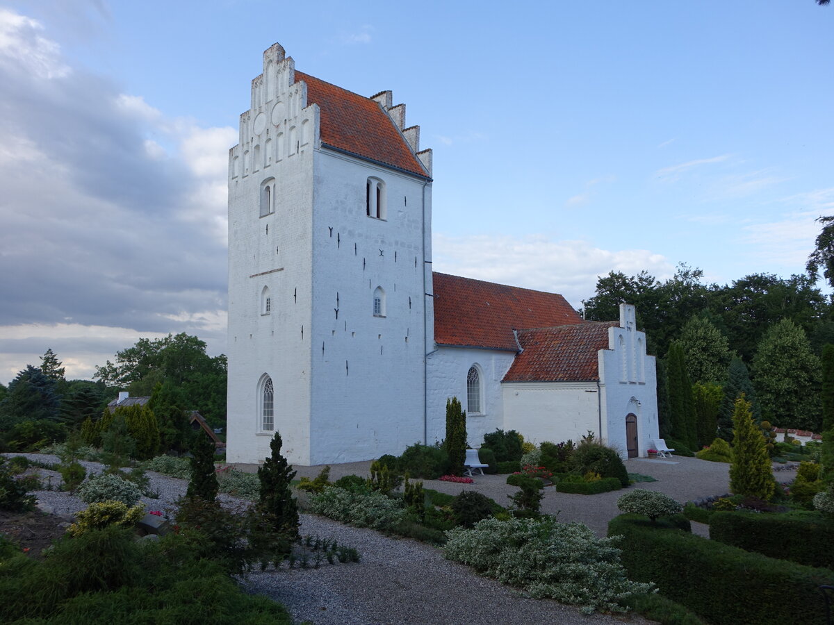 Udby, romanische evangelische Kirche aus Feldsteinen, erbaut 1179, Kirchturm 15. Jahrhundert (19.07.2021)