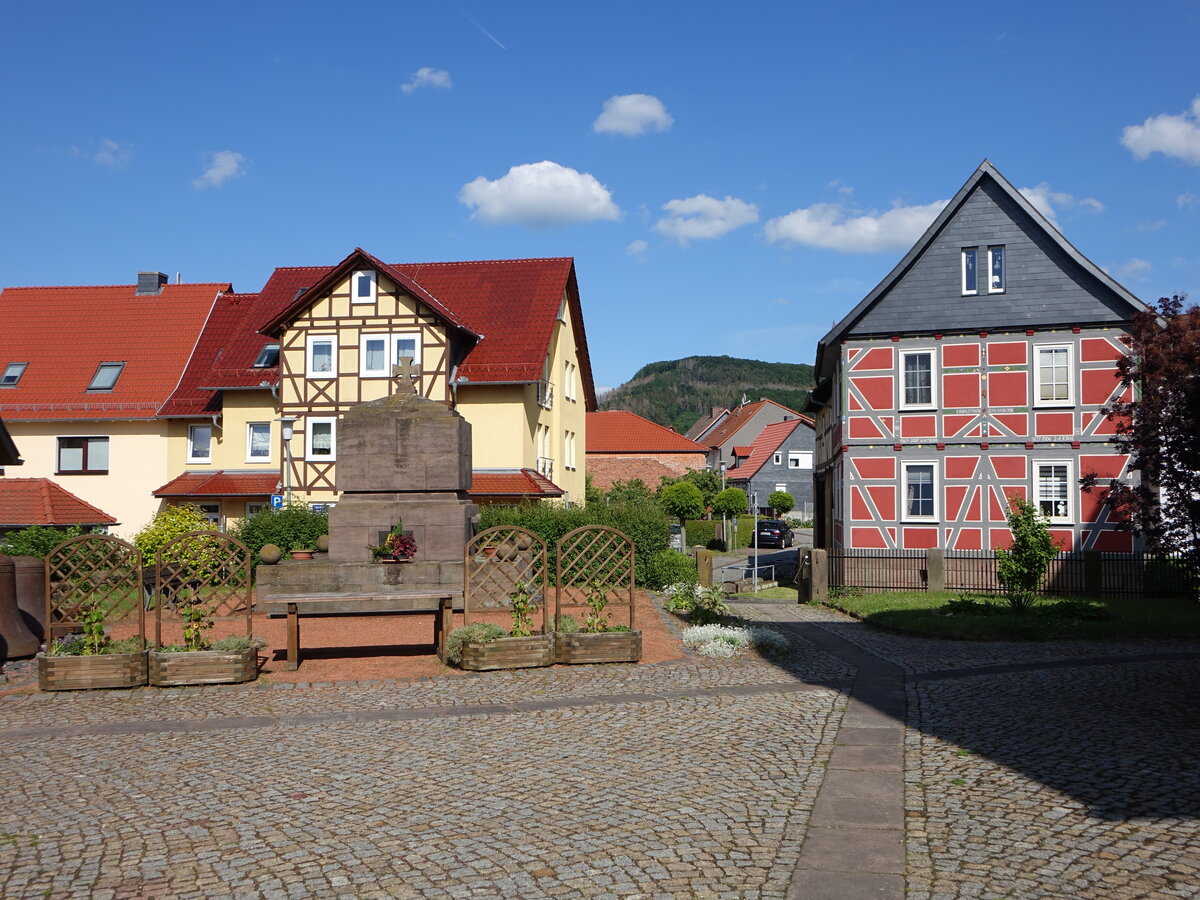 Uder, Kriegerdenkmal und Huser in der Kirchgasse (02.06.2022)