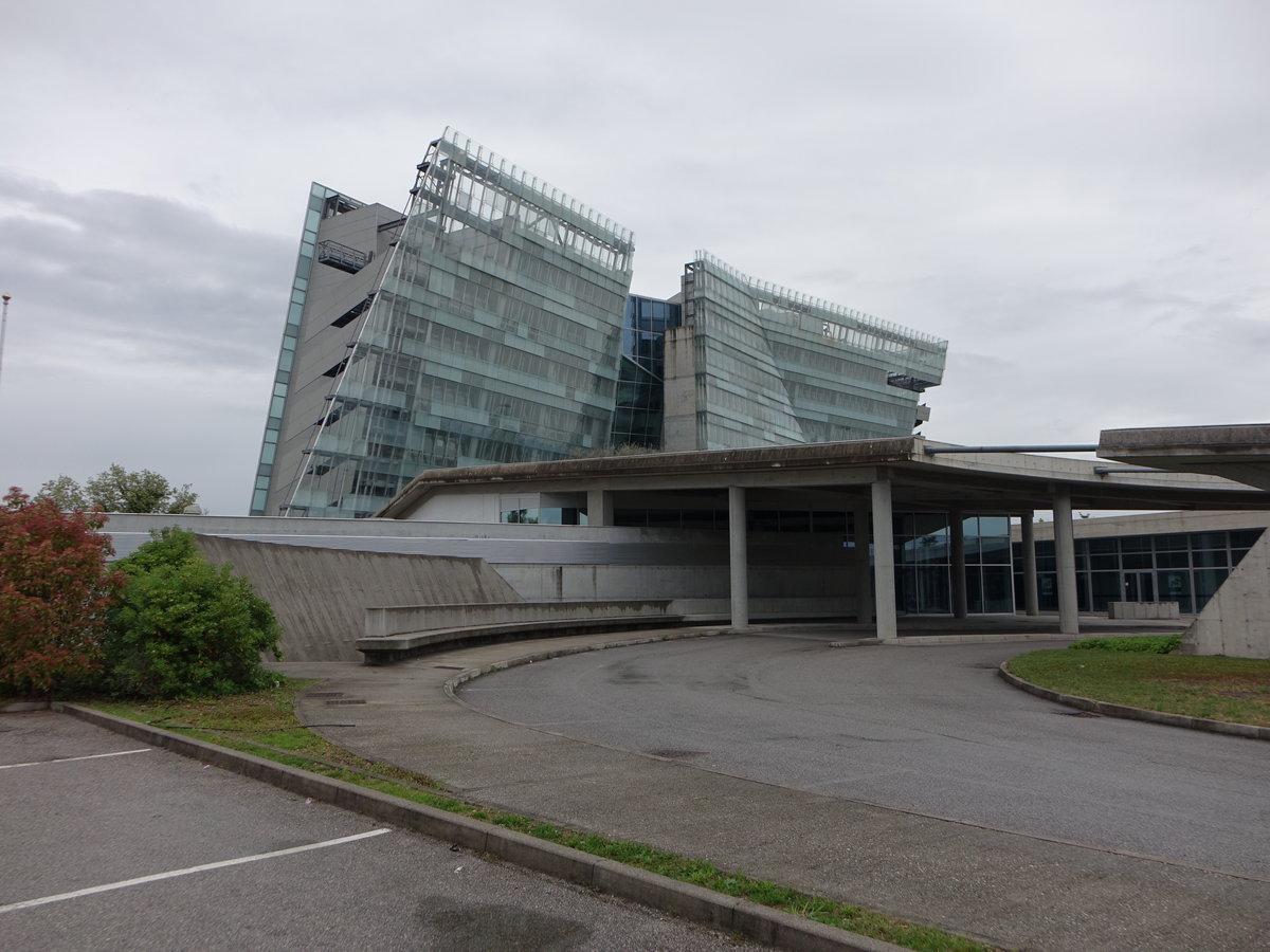 Udine, ehem. Gebude der Hype Alpe Adria Bank, erbaut 2004 durch Architekt Thom Mayne (06.05.2017)