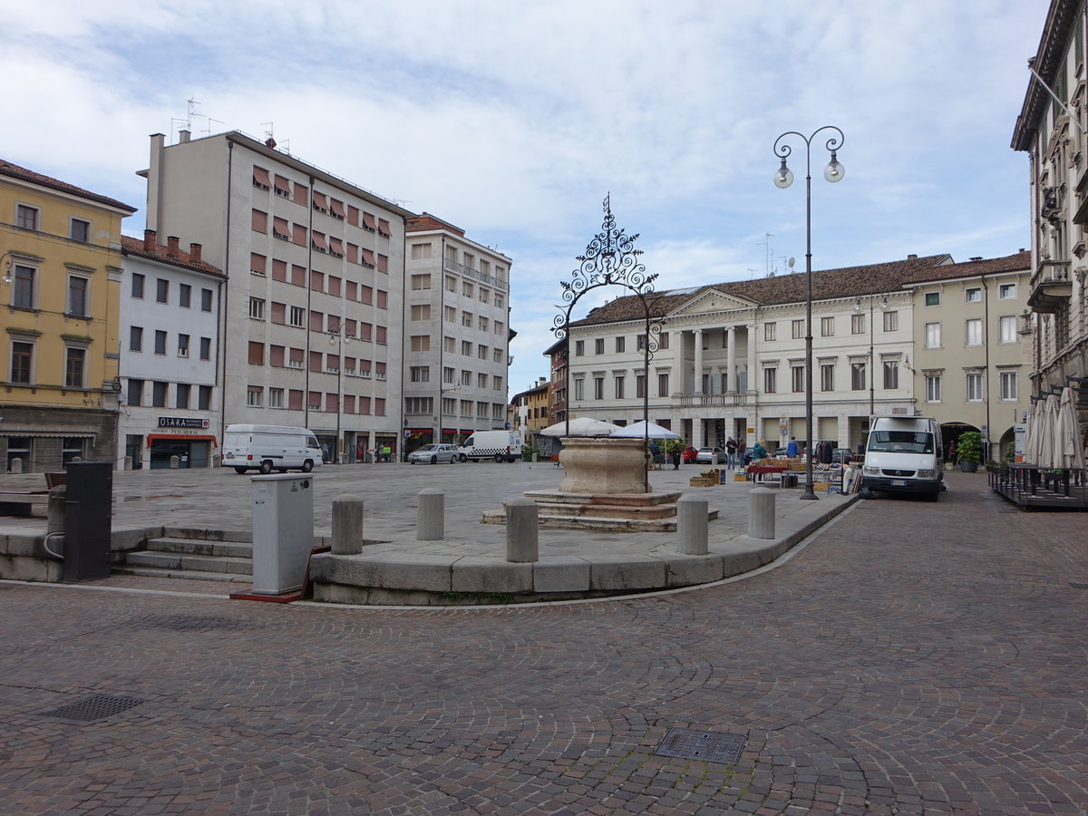 Udine, Gebude an der Piazza XX. Septembre (07.05.2017)