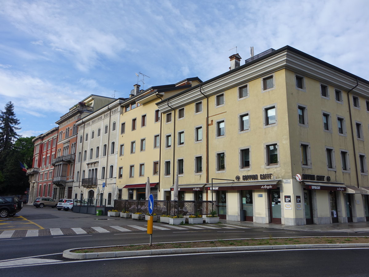 Udine, Huser an der Piazza Patriarcato am Rand der Altstadt (07.05.2017)