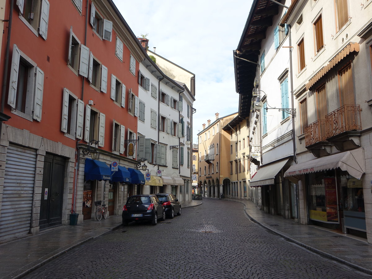 Udine, historische Gebude in der Via Vittorio Veneto (07.05.2017)