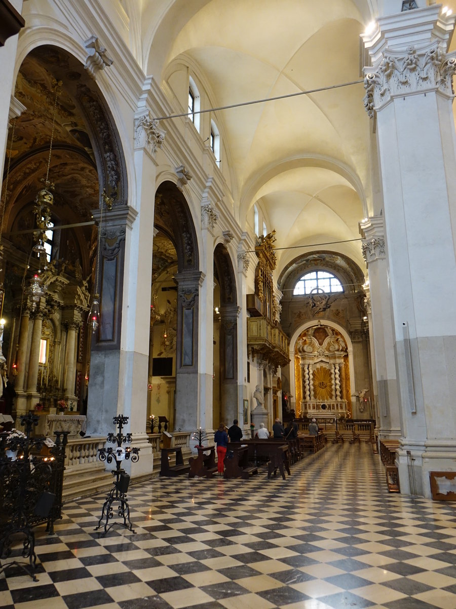 Udine, Innenraum im Dom St. Maria Annunziata, Fresken von L. Dorigny, Altarbilder von G. Tiepolo (07.05.2017)