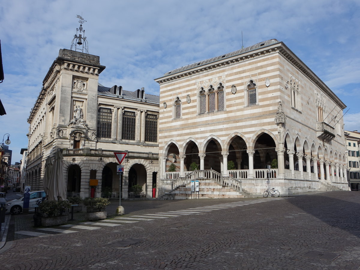 Udine, Loggia del Lionello an der Piazza della Liberta, erbaut im 15. Jahrhundert, Untergescho offen von Sulen getragen (07.05.2017)