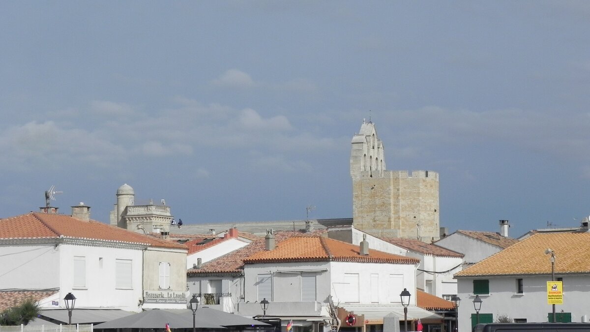 ber den Dchern von Saintes-Maries-de-la-Mer am 16.10.23. Es ist ein Ort in der Camargue, einem der groen Naturschutzgebiete an der Rhonemndung.