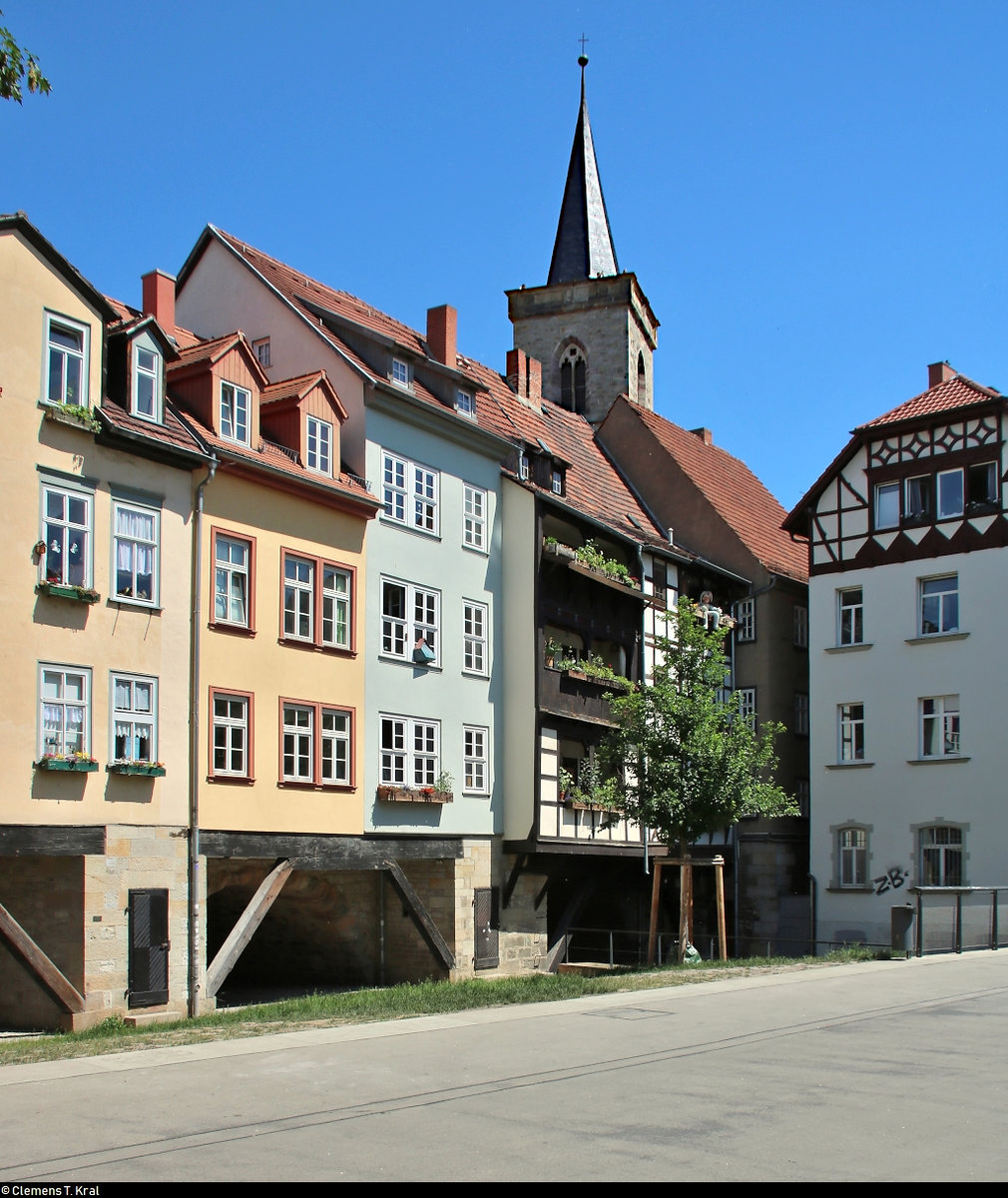 ber die Fachwerkhuser der Krmerbrcke ragt der Turm der gidienkirche in Erfurt.
Aufgenommen von der Rathausbrcke.
[3.6.2019 | 12:12 Uhr]