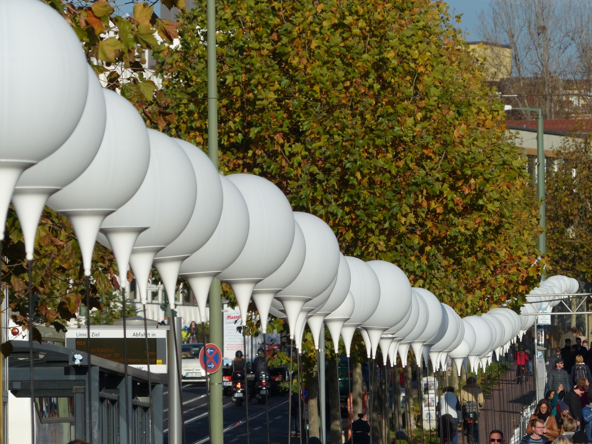 ber die Kpfe hinweg - die Mauer trennte Familien und Freunde. Nun ist ihr Fall schon 25 Jahre her und daran erinnern vom 7.11.-9.11.2014 die abends illuminierten Ballons. Bernauer Strae, 8.11.2014