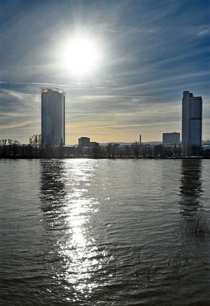 ber den Rhein, Posttower und UN Campus Bonn (Hochhaus rechts), im Gegenlicht - 27.01.2024