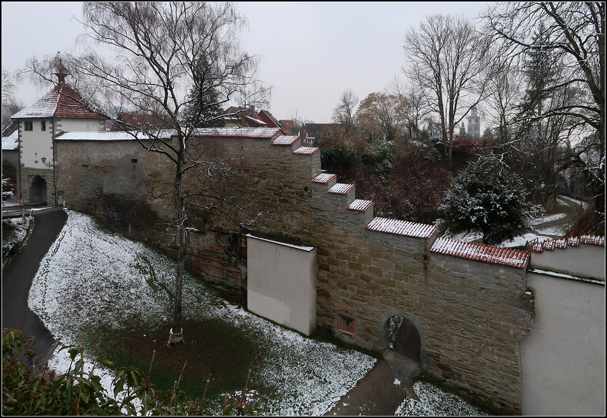 berlingen: Stadtbefestigung -

Am Aufkircher Tor links endet der Gallergraben und findet seine Fortsetzung im Norden der ueren Altstadt als Scherengraben. Hinter der Mauer im Bild fhrt ein weiterer Graben, der Blatterngraben hinunter zu engeren Altstadt.

08.02.2018 (M)