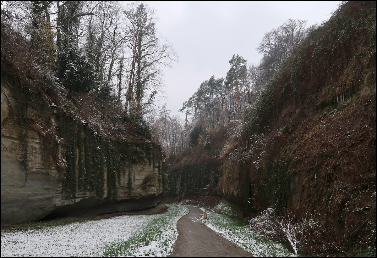 berlingen ,Stadtbefestigung - 

Wie ein Canyon - Der beeindurckende Gallergraben als Teil der Stadtbefestigung liegt im Westen der Stadt weiter auerhalb als der die engere Altstadt nach Westen und Norden begrenzende Espachgraben.

08.02.2017 (M)
