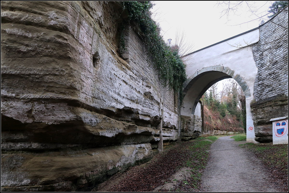 berlingen, Stadtbestigung -

Im Blatterngraben mit der Brcke der Strae zum Gallerturm.

12.02.2018 (M)