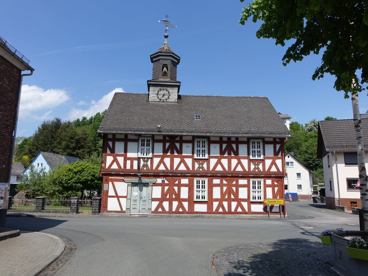 Uebernthal, historisches Fachwerkrathaus in der Bachstrae (16.05.2022)