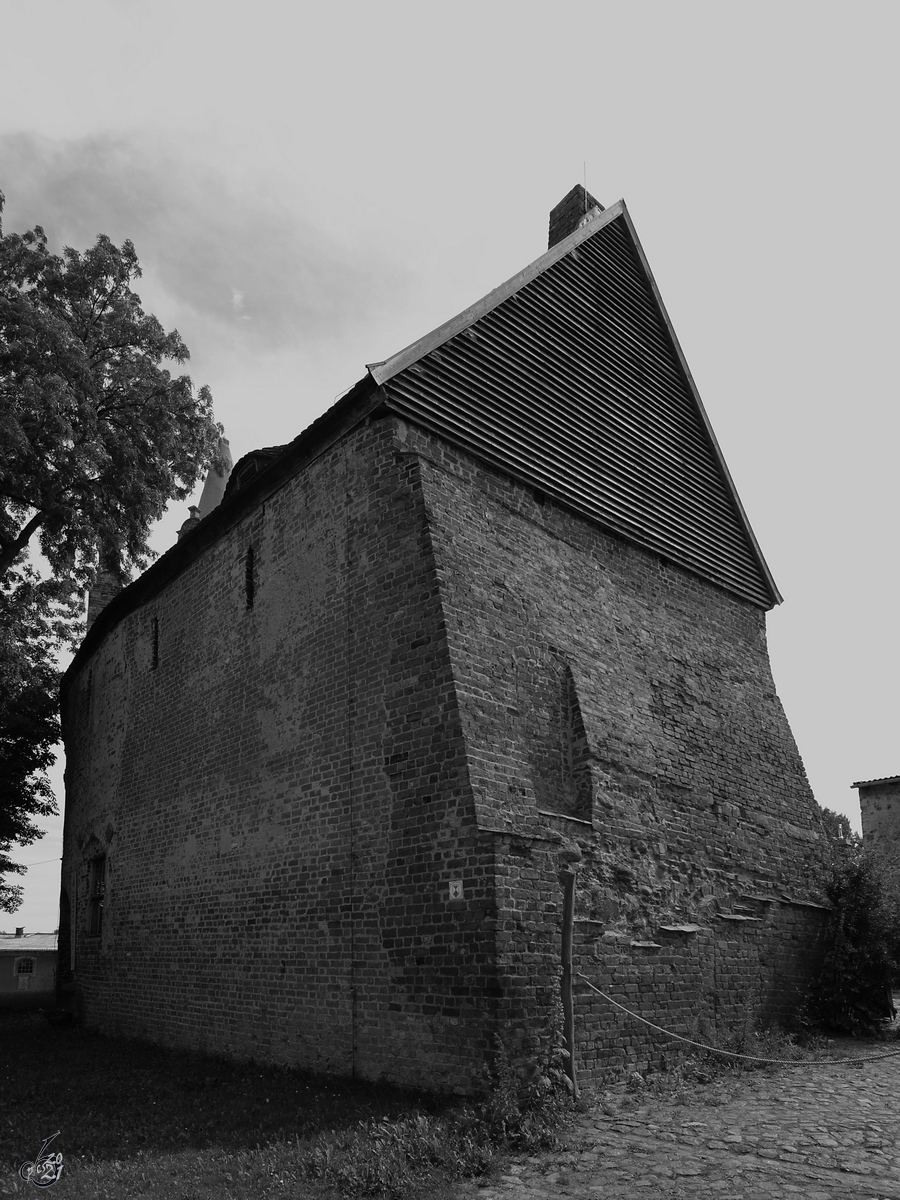 berreste der ab 1231 entstandenen Niederungsburg Klempenow. (August 2013)