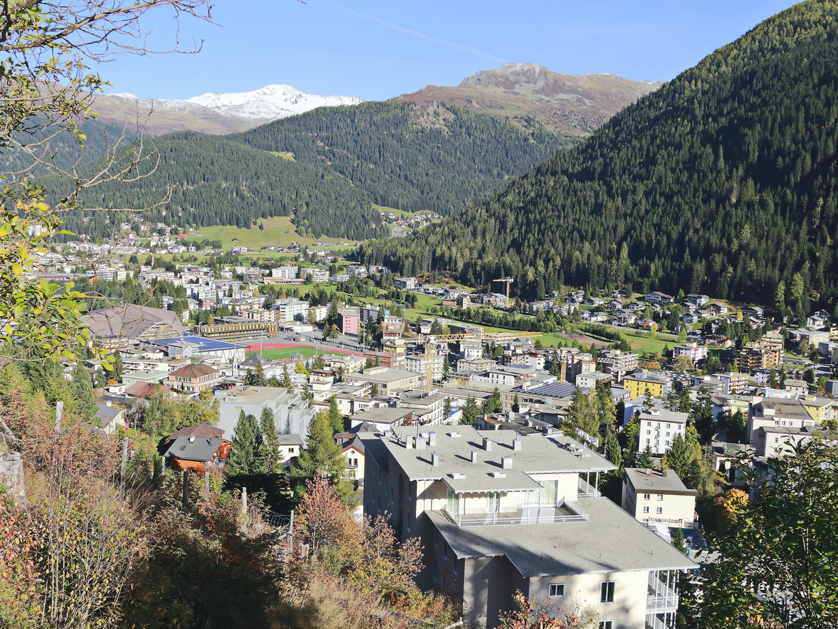 bersicht ber die Stadt von Davos am 11. Oktober 2019 nach eier Wanderung.