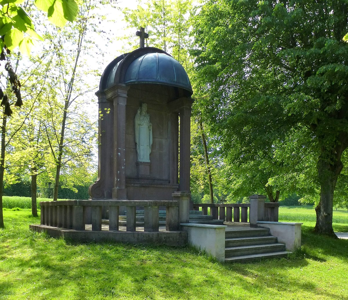 Ueberstrass, neben der Wallfahrtskapelle steht dieses Denkmal mit einer Heiligenstatue, Juli 2017