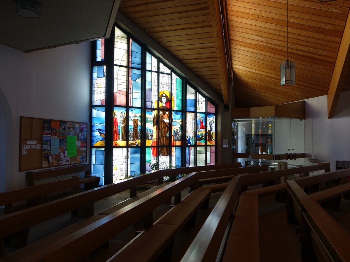 chtelhausen, moderner Innenraum der kath. St. Jakobus Kirche (07.07.2018)