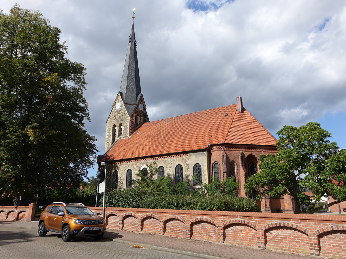 Uetze, evangelische St. Johannes Kirche, erbaut von 1863 bis 1867 durch Conrad Wilhelm Hase (15.09.2025)