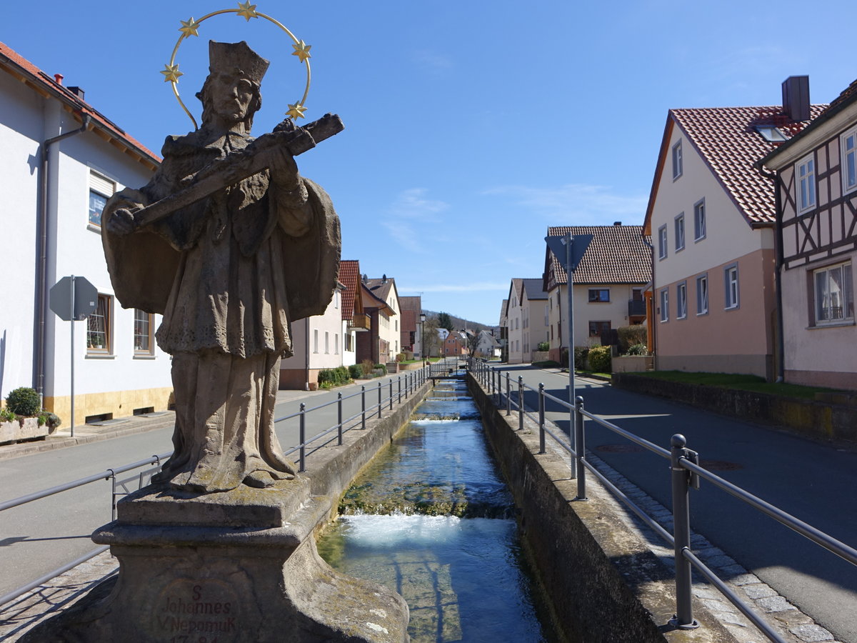 Uetzing, Statue des Hl. Nepomuk am Kirchweg entlang des Bachs Dberten (07.04.2018)