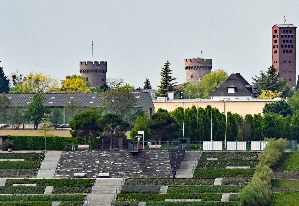 Uferweg mit Terrasse am Zlpicher See und im Hintergrund die Trme der Landesburg Zlpich - 07.05.2022