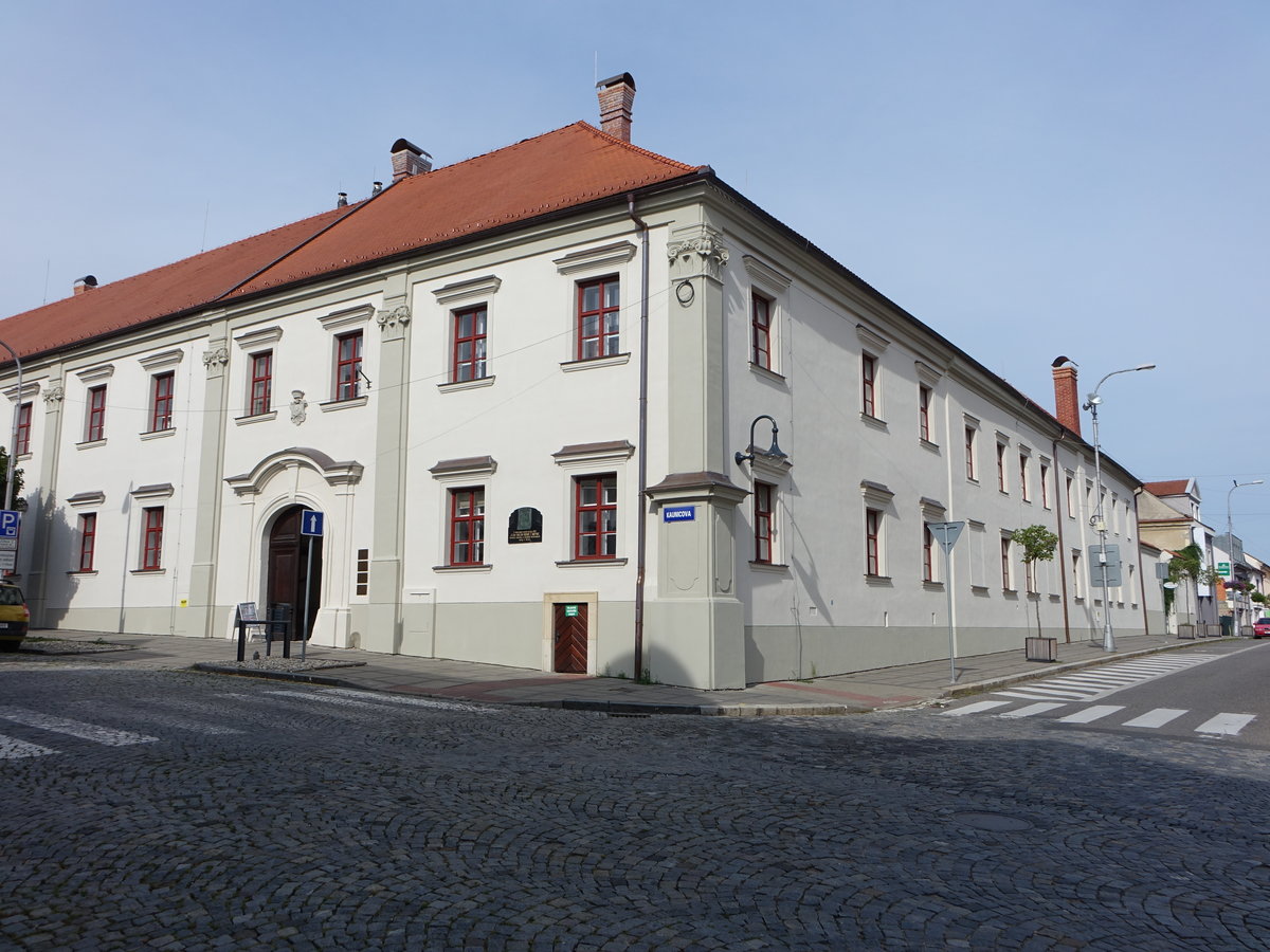 Uhersky Brod / Ungarisch Brod, Klostergebude mit Stadtbibliothek (02.08.2020)