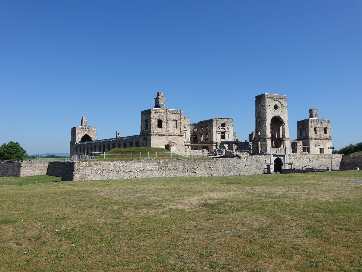 Ujazd, Ruine des Schlosses Krzyztopar, erbaut von 1627 bis 1644 fr den Wojewoden von Sandomierz, zerstrt im Dreiigjhrigen Krieg von den Schweden (18.06.2021)