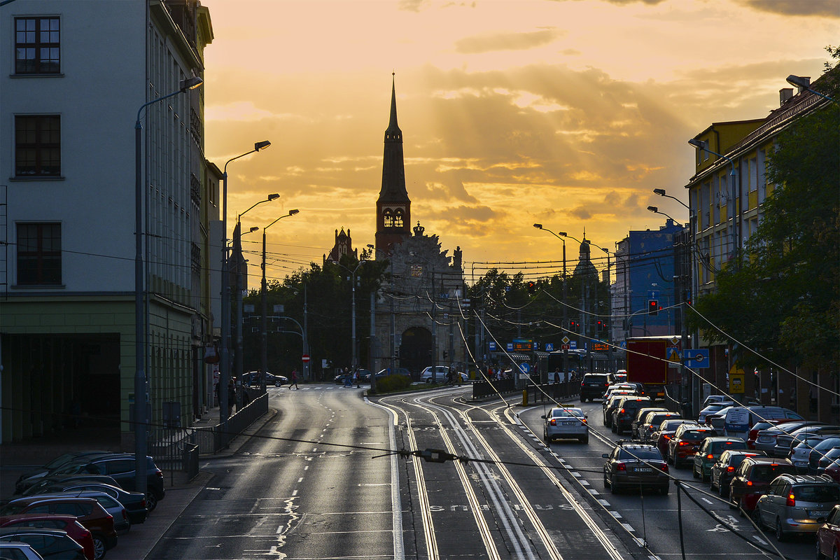 Ulica ks. Kardynała Stefana Wyszyńskiego (bis 1945: Breite Strae) in Stettin (Szczecin). Im Hintergrund ist die St. Adalbertkirche zu sehen (Kościł Garnizonowy pw św Wojciecha). Aufnahme: 10. August 2019.