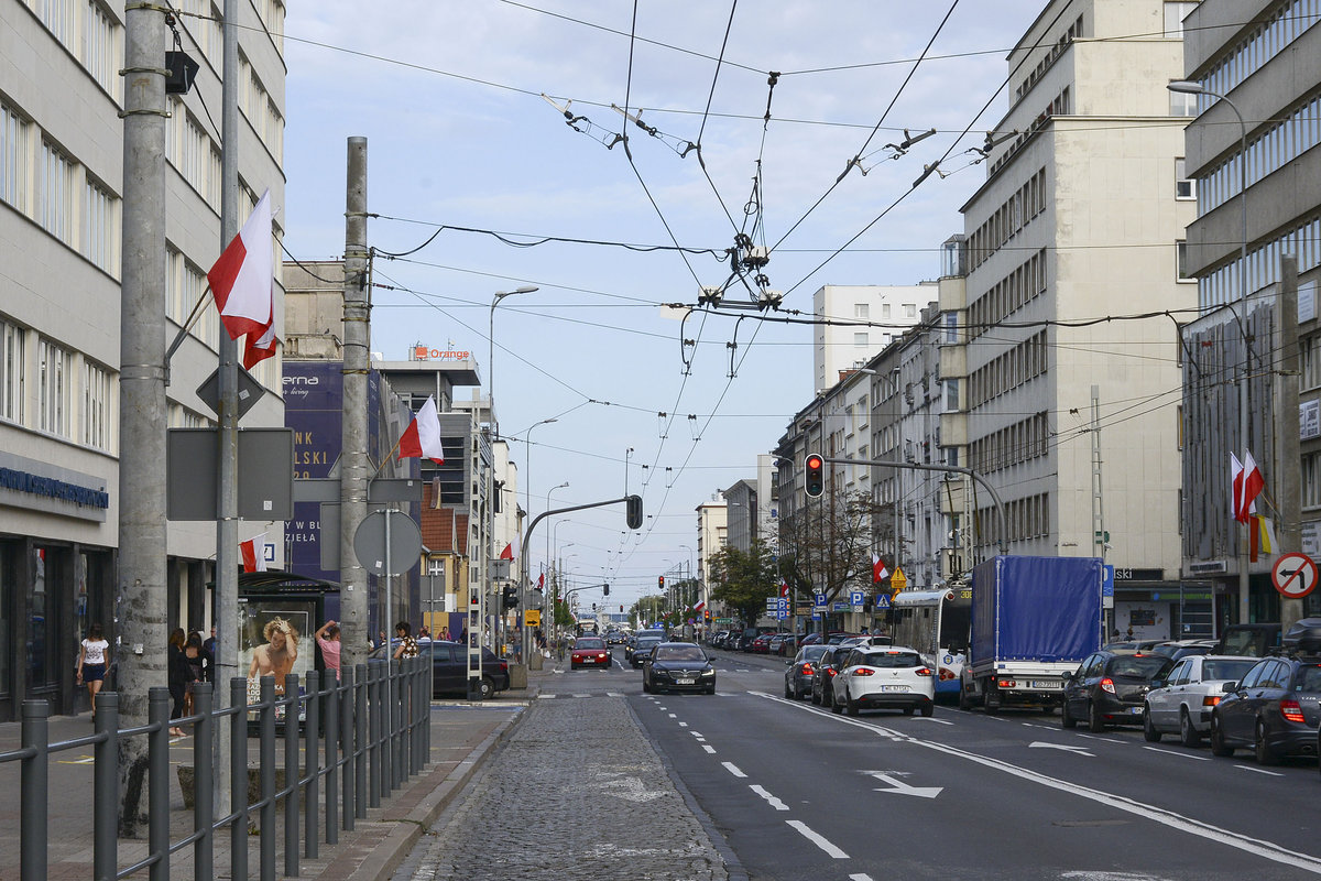 Ulica Starowiejska in Gdynia (Gdingen). Gdynia war bis 1918 ein Dorf. Durch den Friedensvertrag von Versailles bekam Polen durch den Polnischen Korridor Zugang zur Ostsee, besa aber keinen eigenen Hafen. Deswegen wurde Gdynia planmig zu einem der grten Handels-, Auswanderungs-, Kriegs- und Fischereihfen ausgebaut. Das Ortsbild Gdynias ist wegen der starken Entwicklung der Stadt ab den 1920er Jahren durch viele Gebude des Modernismus geprgt
Aufnahme: 15. August 2019.