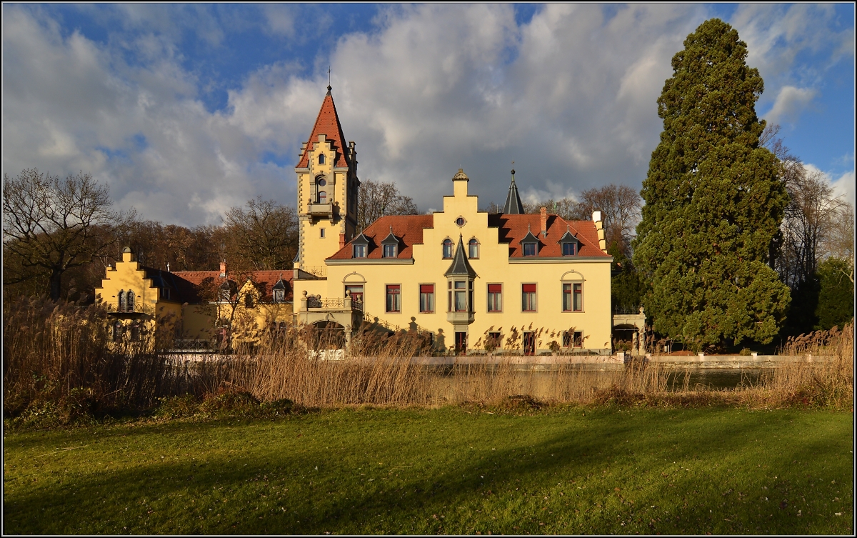 <U>Lichtspiele in Konstanz</U>

Whrend Xaver den Bodensee streift, taucht er die Villa Seeheim in ein eigenartiges Licht. Dezember 2013. 