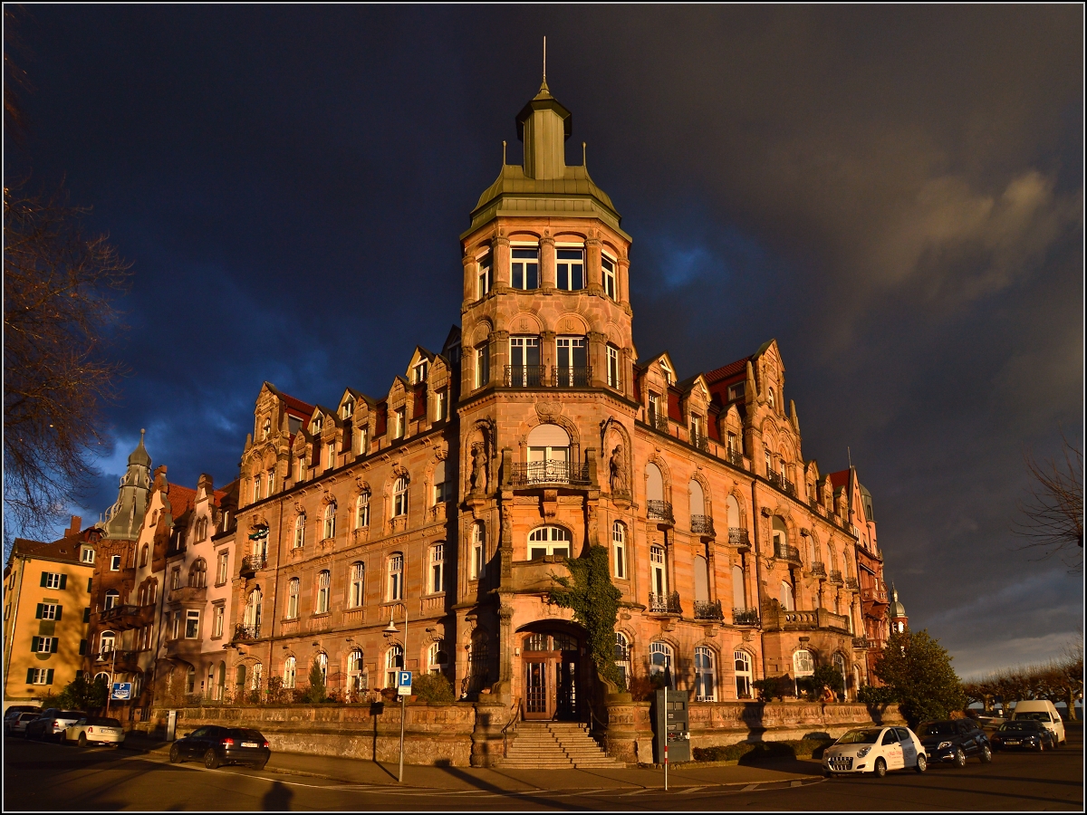 <U>Lichtspiele in Konstanz</U>

Whrend Xaver den Bodensee streift, werden die Wolken extrem dunkel, aber das Licht kommt von Sdwesten ungehindert durch. Die Fassade des besonders prchtig gestalteten Hauses an der Seestrae wird durch dieses Licht fast surreal dargestellt. Dezember 2013. 