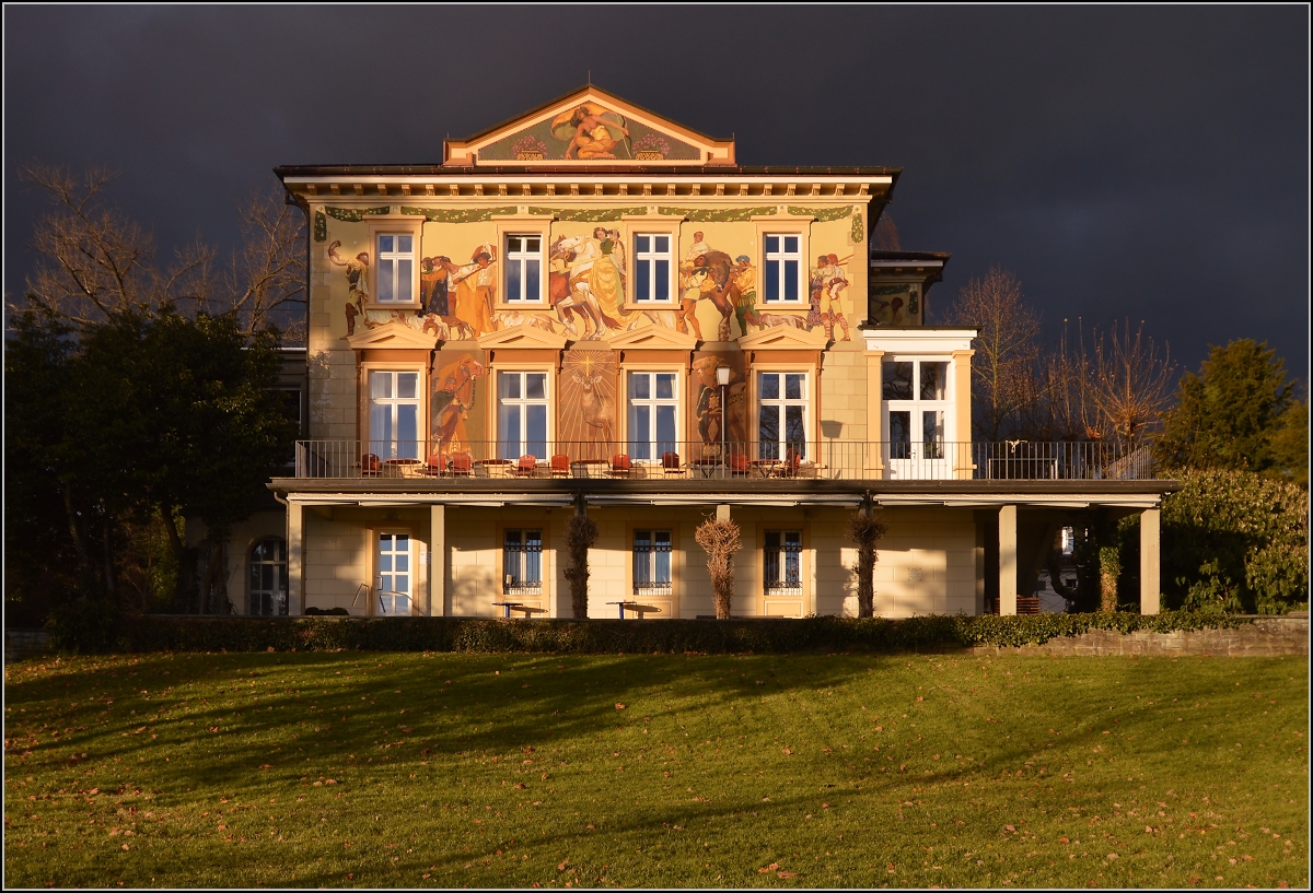 <U>Lichtspiele in Konstanz</U>

Whrend Xaver den Bodensee streift, werden die Wolken extrem dunkel, aber das Licht kommt von Sdwesten ungehindert durch. Die Fassade der Villa Prym an der Seestrae wird durch dieses Licht fast surreal dargestellt. Dezember 2013. 
