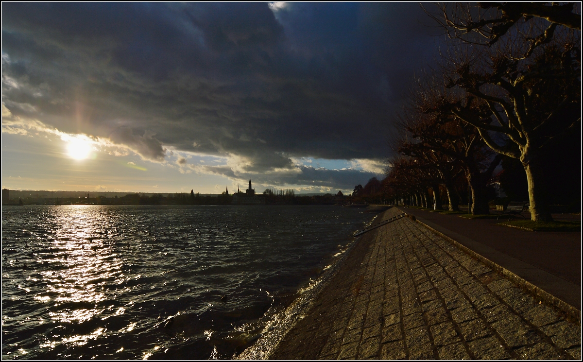 <U>Lichtspiele in Konstanz</U>

Whrend Xaver den Bodensee streift, sind die Kontraste extrem. Da braucht es schon einen Kunstgriff, um diese Szene darzustellen. Dezember 2013. 