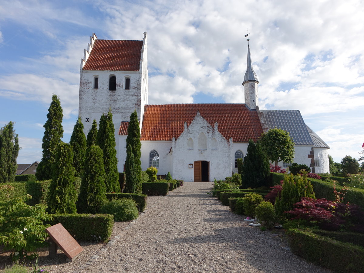 Ullerslev, romanische Ev. Kirche, erbaut ab 1200, gotischer Kirchturm (06.06.2018)