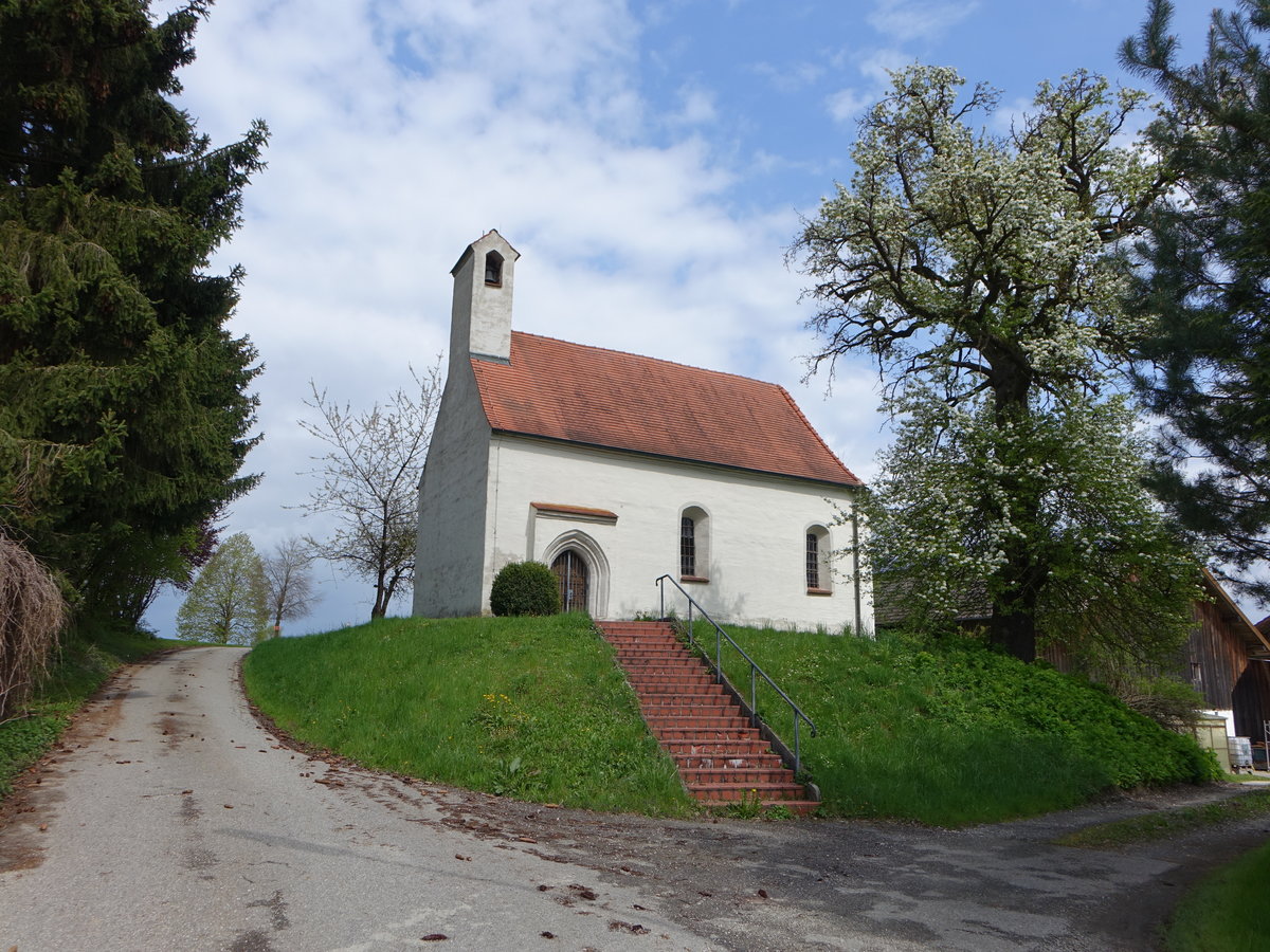 Ulrichschwimmbach, kath. Filialkirche St. Ulrich, schlichter gotischer Saalbau mit Dachreiter, erbaut im 15. Jahrhundert (23.04.2017)