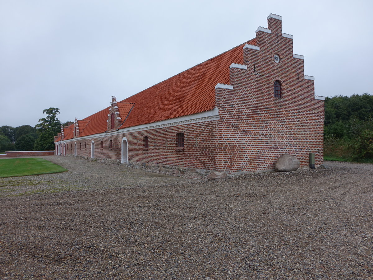 Ulstrup, Gebude des Wirtschaftshofs des Herrensitz, erbaut 1668 (21.09.2020)