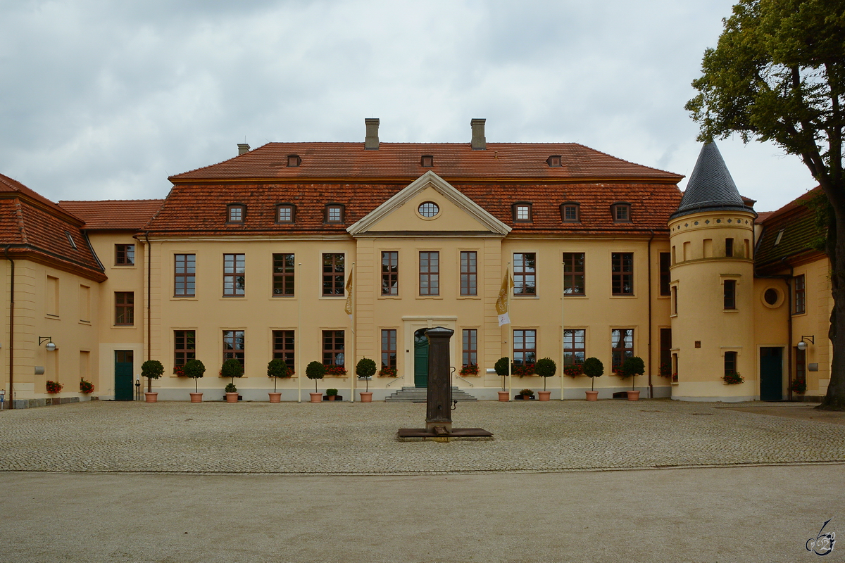 Um 1740 wurde das Schloss Stavenhagen auf den Mauern einer alten Burg erbaut. (August 2014)