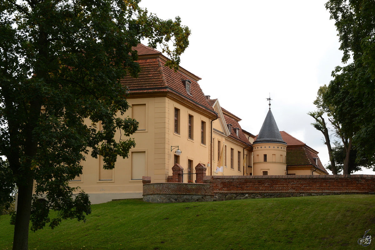 Um 1740 wurde das Schloss Stavenhagen auf den Mauern einer alten Burg erbaut. (August 2014)