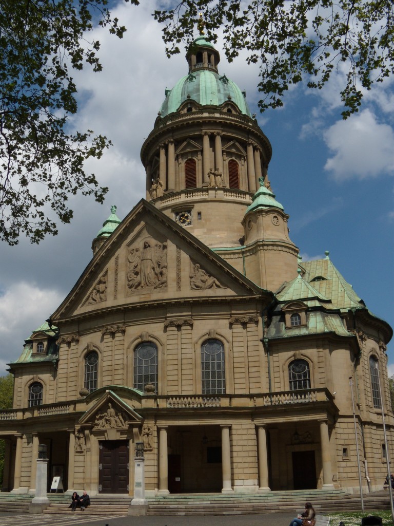 Um dem Eindruck entgegen zu wirken, Mannheim besteht nur aus ehemaligen Kasernengebuden ist hier der Beweis, das es nicht so ist :)  Auf dem Foto ist die Christuskirche am Werderplatz am Rande der Oststadt zu sehen. Fotografiert in der Mittagspause am 28.04.2015. 