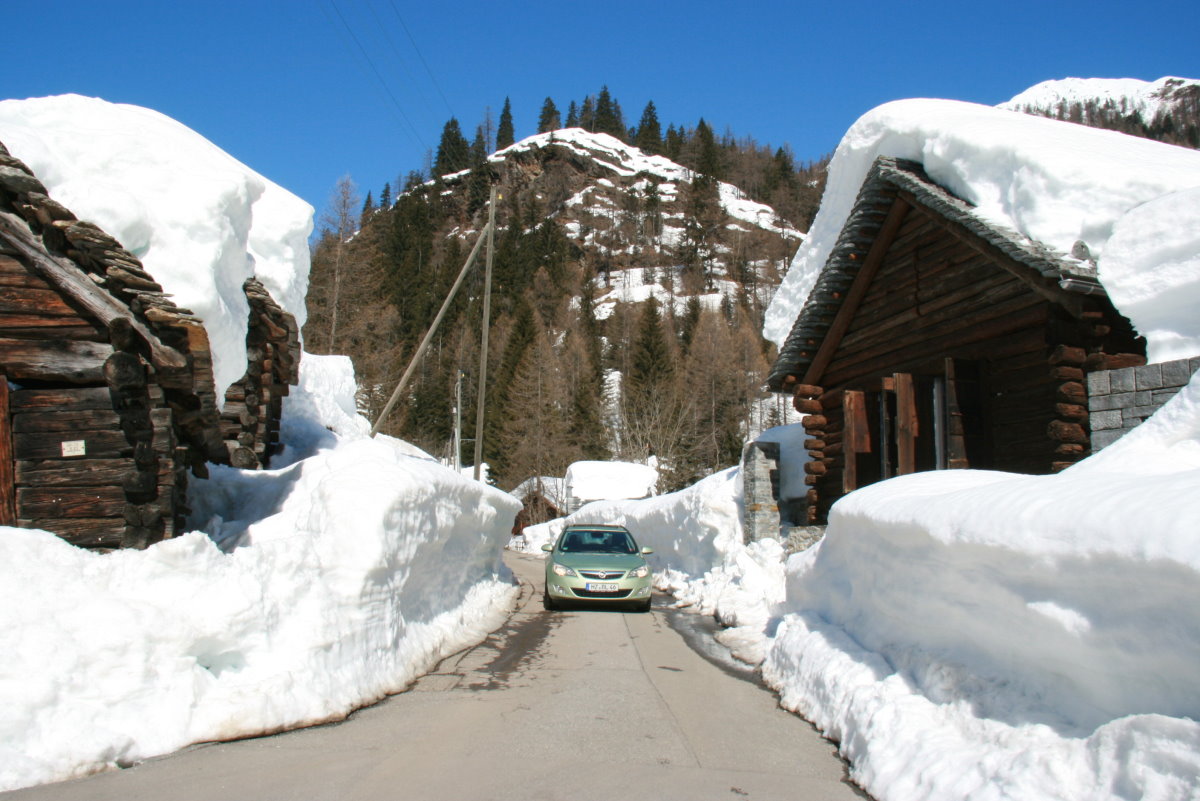Um die Schneehöhe in Fusio besser dazustellen, dient mein Auto als Größenvergleich; 09.03.2014