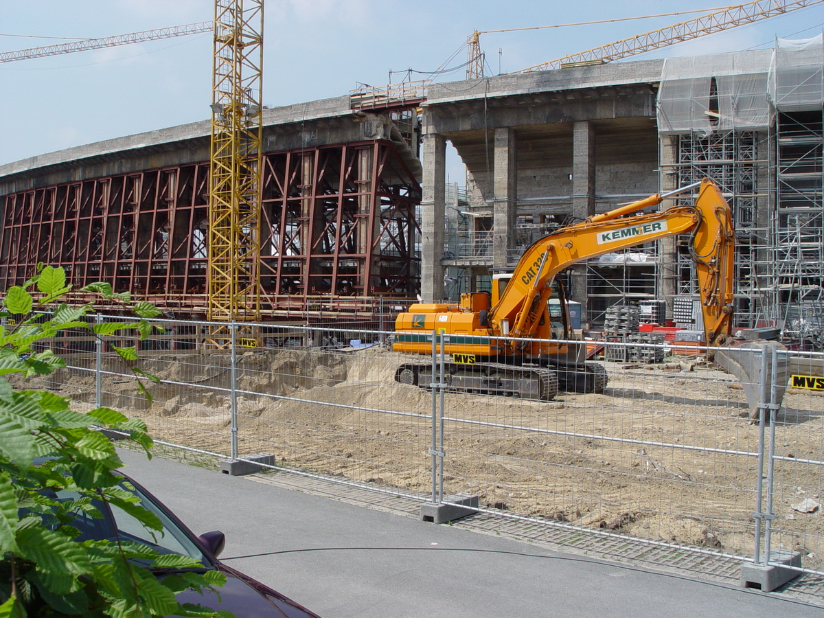 Umbau des Berliner Olympiastadion, 2000 bis 2004. Aufwndige Sicherungen am vorhandenen Baukrper whrend der Umbauphase. Foto: 07.06.2003
