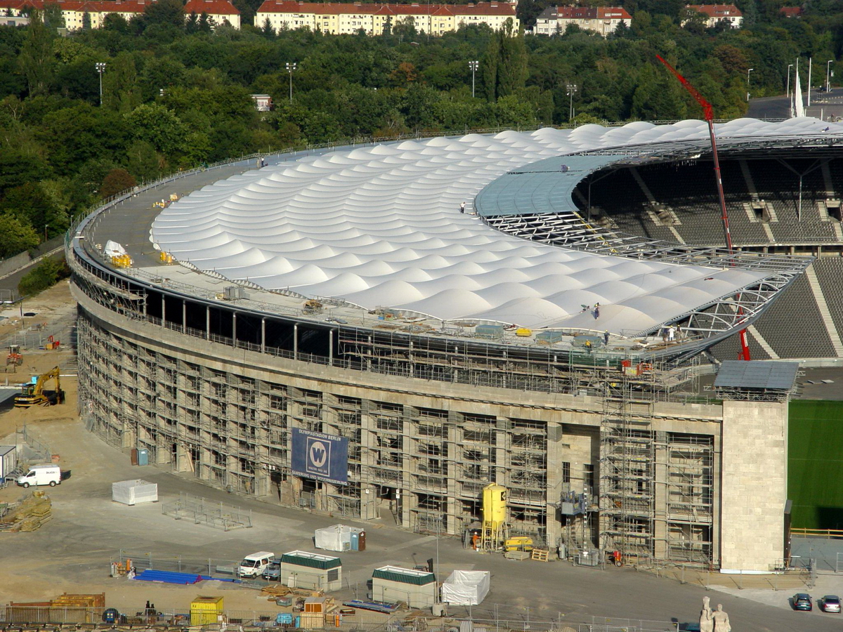Umbau des Berliner Olympiastadion, 2000 bis 2004. Teile des Daches sind montiert und abgedeckt. Das Dach ragt 68m in das Stadion hinein. Das Material ist eine Teflon beschichtete Membran woran sich zur Stadionmitte hin ein Glasrand von 10000 Quadratmeter Flche anschliet. Foto: 17.09.2003