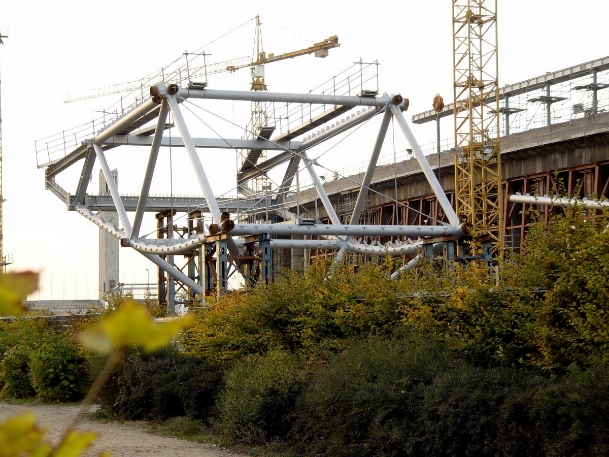 Umbau des Berliner Olympiastadion, 2000 bis 2004. Was heute den Stadionbesuchern so leicht und luftig vorkommt hat immerhin die Masse von 11000 Tonnen Stahl. Im Foto wird ein Segment des Daches eingehoben. Foto: 22.10.2003